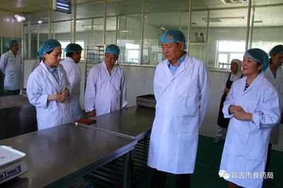 筑牢節(jié)日安全防線——自治區(qū)食藥監(jiān)局副局長(zhǎng)王忠明深入昌吉開(kāi)展節(jié)前市場(chǎng)供應(yīng)與食品安全專項(xiàng)檢查調(diào)研